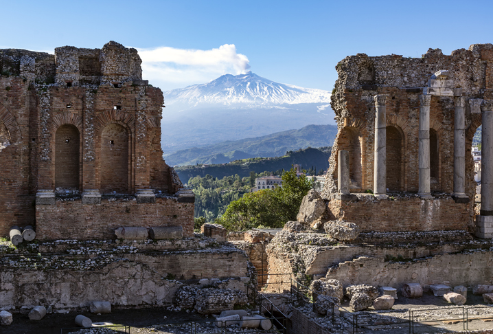 Vue sur le volcan Etna, à travers les ruines de l'amphithéâtre de Taormine, Sicile